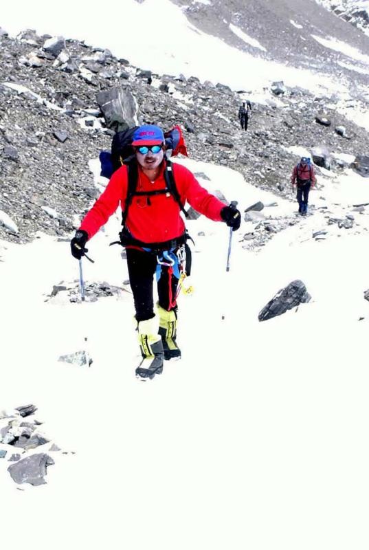 Chinese amateur climbing team members advance from a camp at 6,500 meters to a camp at 7,028 meters on May 18, 2003. The first three members of the team, led by the captain Nyima Tsring, climbed Mount Qomolangma on May 21, 2003. (Photo/Xinhua)