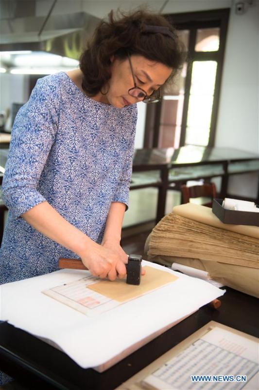 Yan Jingshu restores an ancient book at Zhejiang Library in Hangzhou, east China\'s Zhejiang Province, May 23, 2018. Yan, 55, has worked in the national level ancient book restoration center of the library for 38 years. She and her colleagues collected more than 200 types of paper to restore ancient books. (Xinhua/Weng Xinyang)