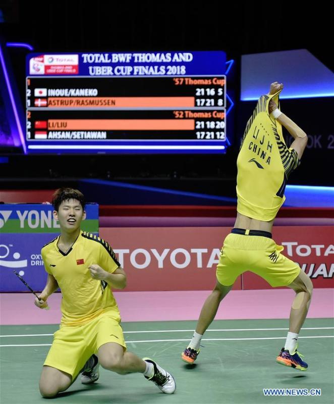 Li Junhui (R) and Liu Yuchen of team China celebrate after winning the BWF Thomas Cup 2018 semifinal against Mohammad Ahsan and Hendra Setiawan of team Indonesia in Bangkok, Thailand, on May 25, 2018. Team China advanced to the final with 3-1.(Xinhua/Wang Shen)