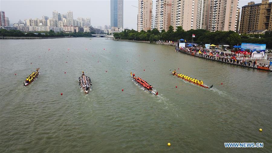 Contestants take part in a dragon boat match at a water park of Huichang lake in Wenzhou, east China\'s Zhejiang Province, May 26, 2018. (Xinhua/Su Qiaojiang)