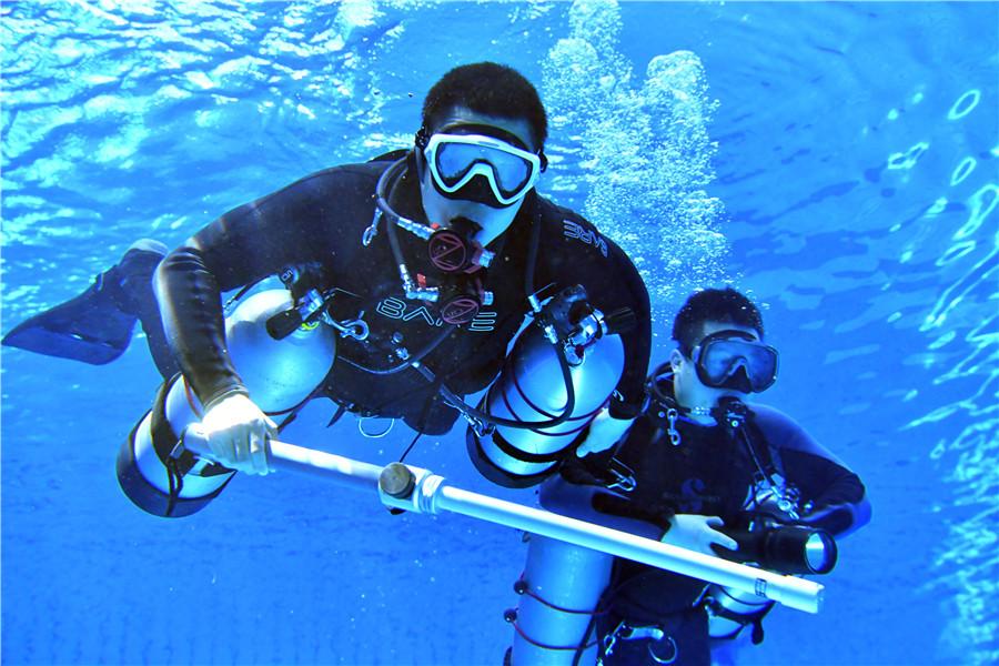 Members of Beijing\'s underwater police squad take part in a routine underwater training exercise. (Photo provided to China Daily)

Psychological pressure faced by squad members makes difficult job even harder

The 20 divers of Beijing\'s underwater police squad patrol the dark, cold waters of the capital, conducting security checks and searching for submerged evidence, including weapons, bodies and body parts.

The squad, originally trained by the Chinese Navy, was the first of its kind in China when it was launched in 1984 as a five-man unit to conduct security inspections for the National Day military parade. It is now a detachment of the Beijing Public Security Bureau\'s counterterrorism and SWAT department.