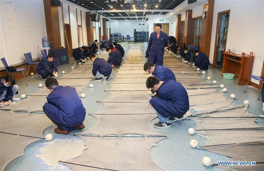 Team captained by Huang Fuqiang, chief researcher at the Shanghai Institute of Ceramics of Chinese Academy of Sciences, assembles the composite material at the Shanghai Institute of Ceramics of Chinese Academy of Sciences in east China\'s Shanghai, April 24, 2018. A new composite material developed by a group of Chinese researchers has proved highly effective in cleaning water contaminated by organics. (Xinhua/Ding Ting)
