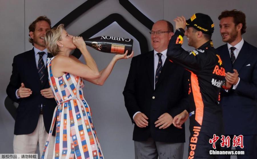 Princess Charlene of Monaco drinks the winner\'s champagne from the bottle as Daniel Ricciardo cheers her on in Monte Carlo, Monaco, May 27, 2018. (Photo/Agencies)