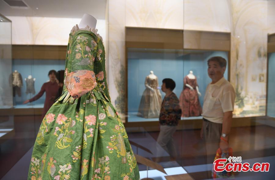 A Western dress made 300 years ago is on display in Hangzhou City, East China’s Zhejiang Province, May 27, 2018. (Photo: China News Service/Wang Gang)