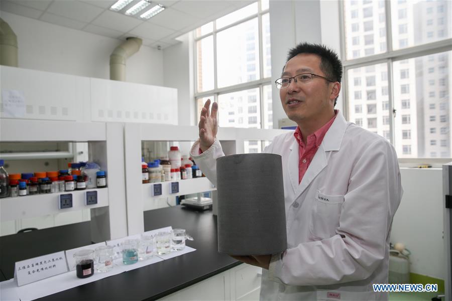 Team captained by Huang Fuqiang, chief researcher at the Shanghai Institute of Ceramics of Chinese Academy of Sciences, assembles the composite material at the Shanghai Institute of Ceramics of Chinese Academy of Sciences in east China\'s Shanghai, April 24, 2018. A new composite material developed by a group of Chinese researchers has proved highly effective in cleaning water contaminated by organics. (Xinhua/Ding Ting)