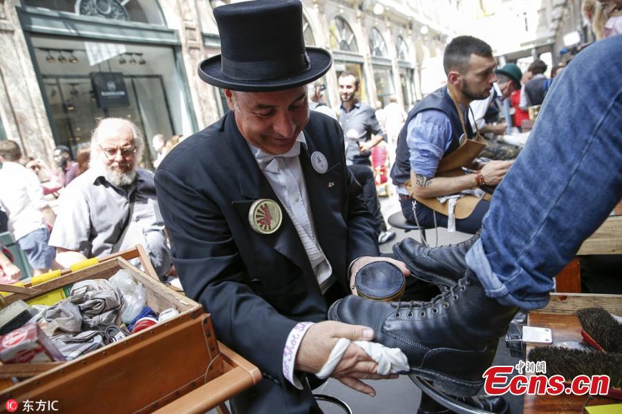 The first European competition of shoe cleaning is held in the historical gallery of Saint Hubert in Brussels, Belgium, May 26, 2018. About 10 shiners from different European countries free polished shoes to customers in this event.  (Photo/IC)