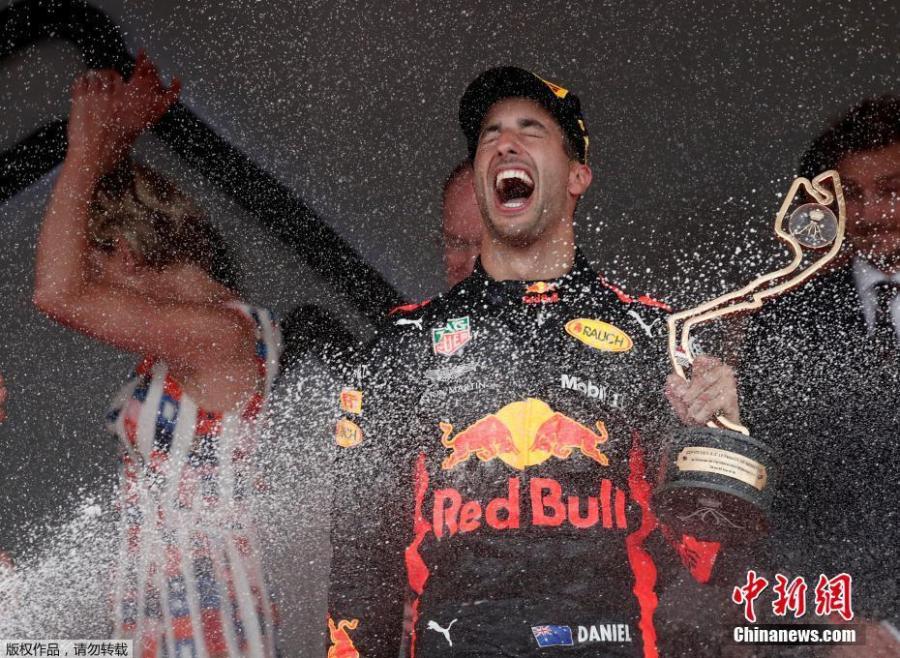 Red Bull\'s Daniel Ricciardo celebrates winning the F1 Monaco Grand Prix in Monte Carlo, Monaco, May 27, 2018. (Photo/Agencies)
