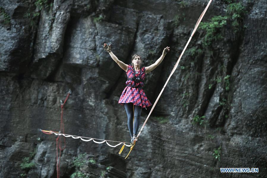 Faith Dickey of the U.S. participates in a slackline contest in high heels in Zhangjiajie, central China\'s Hunan Province, May 27, 2018. (Xinhua/Shao Ying)
