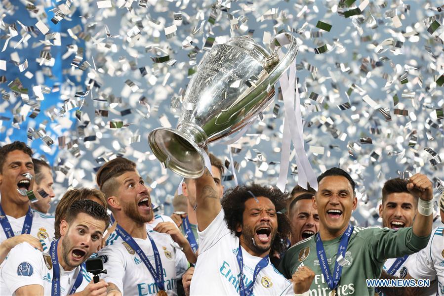 Marcelo (C) of Real Madrid holds the trophy after the UEFA Champions League final match between Liverpool and Real Madrid in Kiev, Ukraine on May 26, 2018. Real Madrid claimed the title with 3-1. (Xinhua/Sergey)