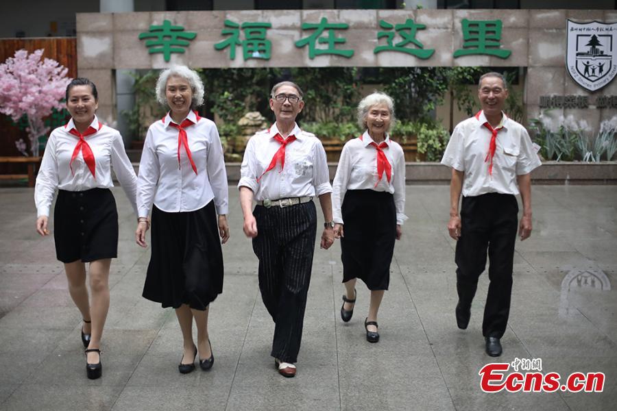 Photo taken on May 28, 2018 shows five elderly people, 73 years old on average, put on white shirts and red scarfs to pose for an awareness event in the run up to Children’s Day at an elementary school in Nanjing, East China’s Jiangsu Province. Organizer said the event aimed to inspire more people to take care of elderly people. (Photo: China News Service/Yang Bo)