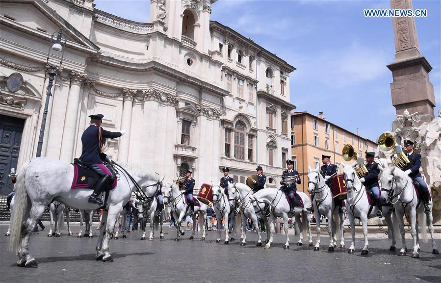 Photo taken on May 28, 2018 shows a ceremony held to symbolically mark the start of the third year of law enforcement cooperation between China and Italy in Rome, Italy. Police officers and dignitaries from China and Italy -- as well as hundreds of photo-snapping passersby -- were in Rome\'s picturesque Piazza Navona Monday for the ornate ceremony. (Xinhua/Alberto Lingria)