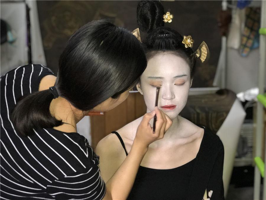 Students from Yunnan University Dianchi College spent two days creating look of a geisha and famous paintings. The artists used no professional lighting or any special effects. (Photo by Zhu Yuhang and Xu Yuya/chinadaily.com.cn)