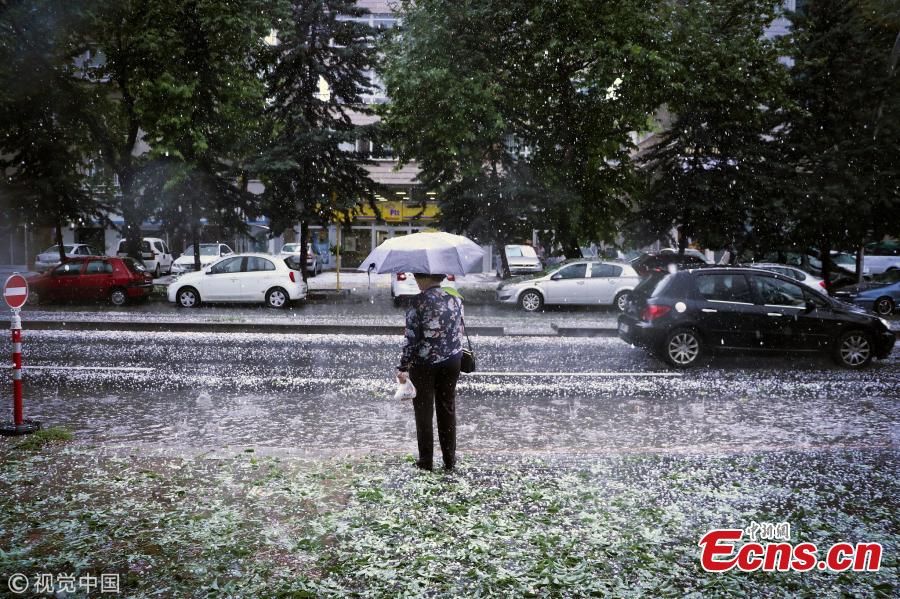 A woman holds her umbrella during heavy hail in Ankara, Turkey, May 28, 2018. (Photo/Agencies)