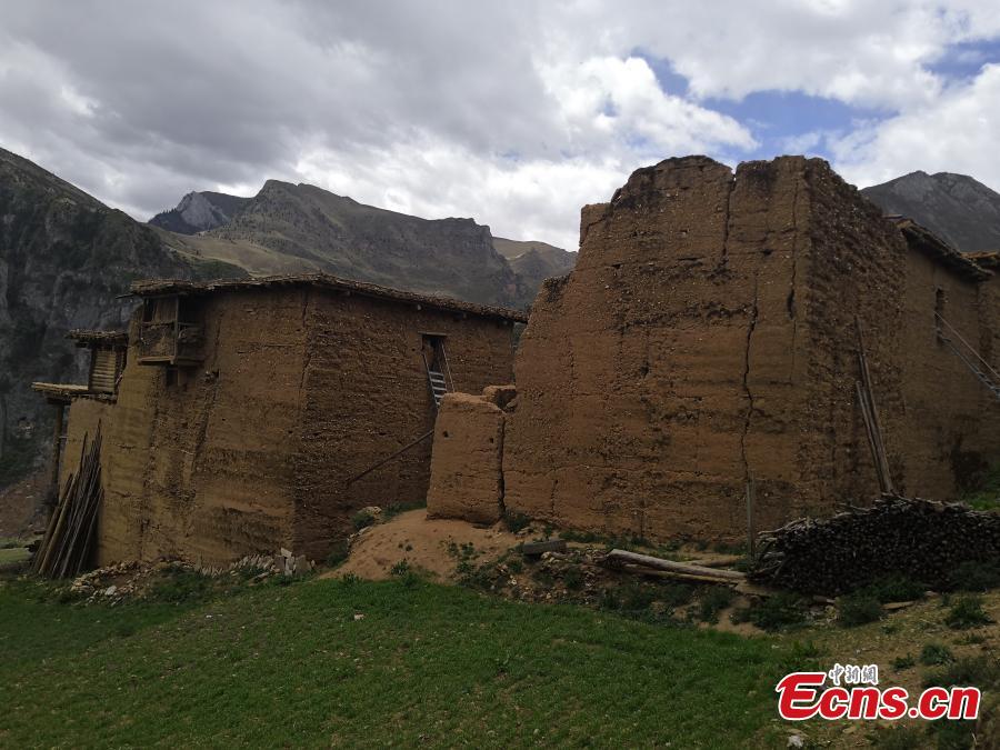 A view of watchtower-like residential buildings in Gonjo County, Chamdo Prefecture in Southwest China’s Tibet Autonomous Region. Locals in the county’s Sanyan area live in the buildings that are three to five floors high and made of mud on the outside, with each structure home to at least two families. (Photo: China News Service/Ji Xiang)