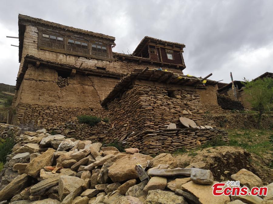 A view of watchtower-like residential buildings in Gonjo County, Chamdo Prefecture in Southwest China’s Tibet Autonomous Region. Locals in the county’s Sanyan area live in the buildings that are three to five floors high and made of mud on the outside, with each structure home to at least two families. (Photo: China News Service/Ji Xiang)