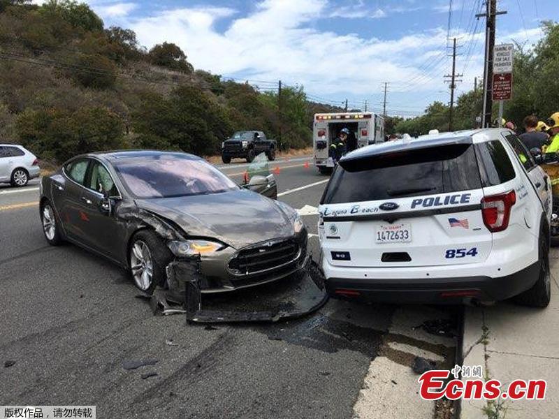 This photo provided by the Laguna Beach Police Department shows a Tesla sedan, left, in autopilot mode that crashed into a parked police cruiser, May 29, 2018, in Laguna Beach, Calif. Police Sgt. Jim Cota says the officer was not in the cruiser at the time of the crash and that the Tesla driver suffered minor injuries. (Photo/Agencies)