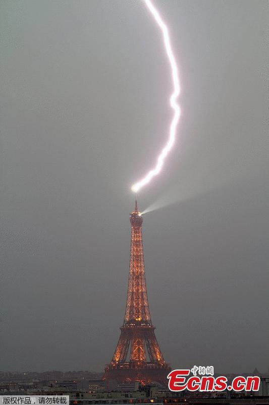A photographer captured the moment the Eiffel Tower was struck by lightning on May 28, 2018 amid storms and heavy downpours in Paris, France. (Photo/VCG)