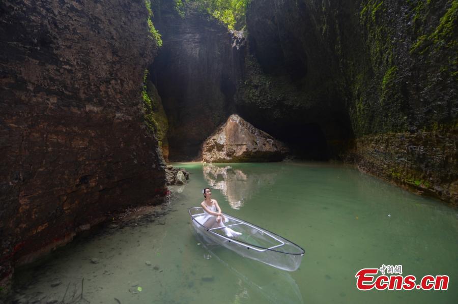 Photo taken on May 29, 2018 shows dancers performing on a transparent boat on the Meijiang River in Hunan Province. The show gave prominence to slow moves and was reportedly to urge people to slow down and appreciate nature in a fast-paced life. (Photo: China News Service/Yang Huafeng)