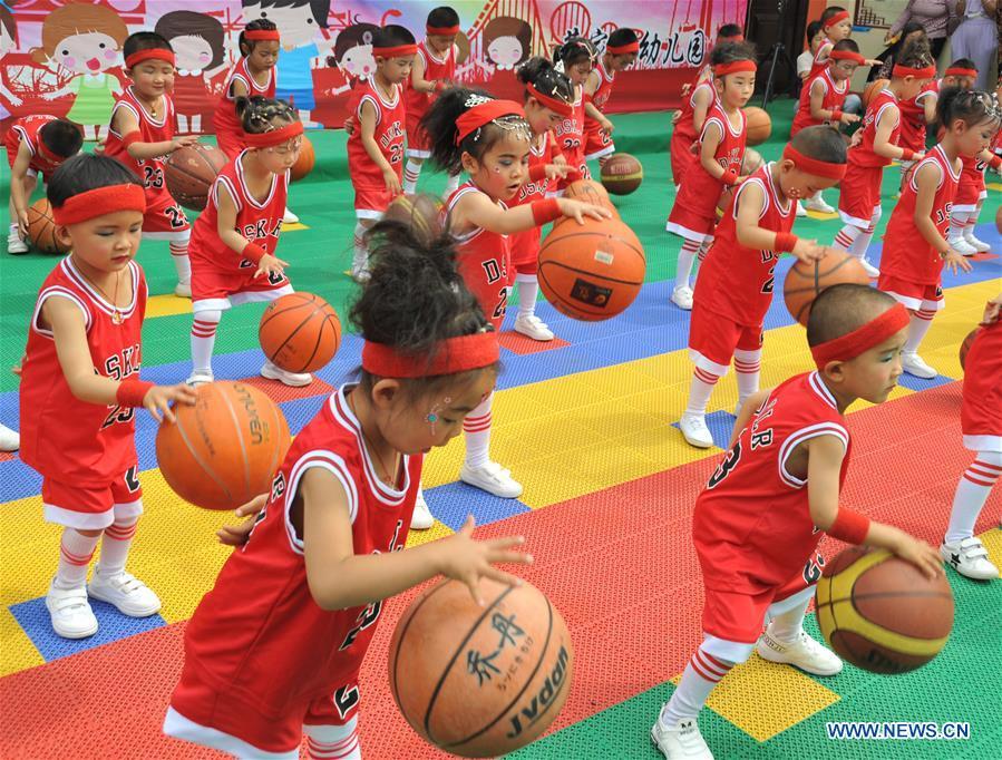 A group of children play basketball during a performance at a kindergarten in Jishan County, Yuncheng, north China\'s Shanxi Province, May 29, 2018. Various activities were held across China to celebrate the upcoming International Children\'s Day. (Xinhua/Li Lujian)