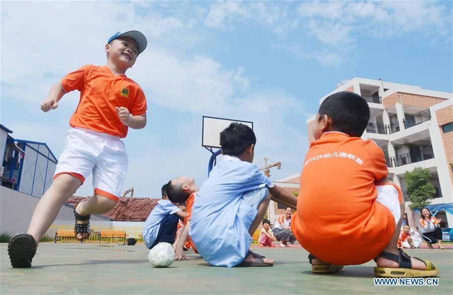 Children from a local kindergarten spend time with their peers who suffer from hearing loss and muteness in Yudu County, east China\'s Jiangxi Province, May 29, 2018. Various activities were held across China to celebrate the upcoming International Children\'s Day. (Xinhua/Fang Mingrong)