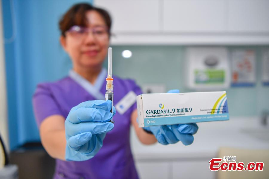 A nurse shows Gardasil 9, a vaccine for human papillomavirus (HPV), at United Family Healthcare in Boao, South China’s Hainan Province, May 30, 2018. (Photo: China News Service/Luo Yunfei)