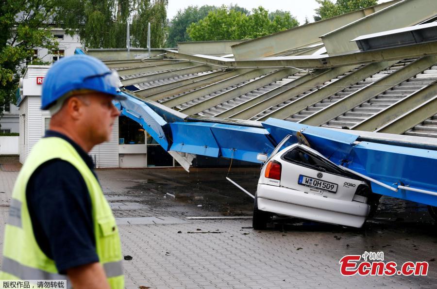 A car that was damaged by collapsed gas station roof is seen in Wuppertal, Germany May 29, 2018. (Photo/Agencies)