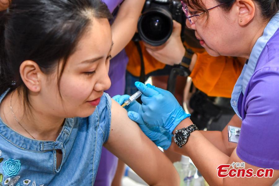 Shi Jiayu, a 25-year-old woman from Beijing, becomes the first on the Chinese mainland to receive Gardasil 9, a vaccine for human papillomavirus (HPV), administered at United Family Healthcare in Boao, South China’s Hainan Province, May 30, 2018. (Photo: China News Service/Luo Yunfei)