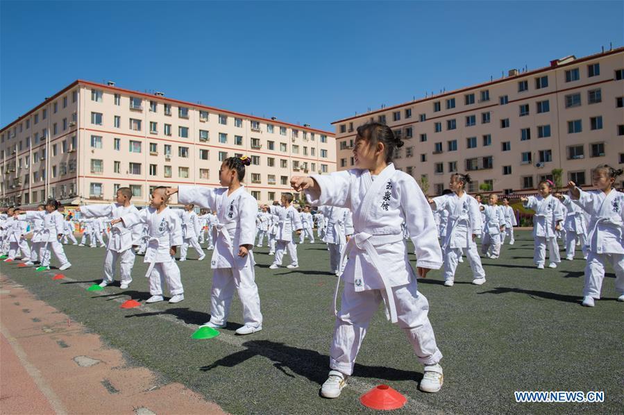 Students practice judo at a primary school in Hohhot, north China\'s Inner Mongolia Autonomous Region, May 28, 2018. Various activities were held across China to celebrate the upcoming International Children\'s Day. (Xinhua/Ding Genhou)