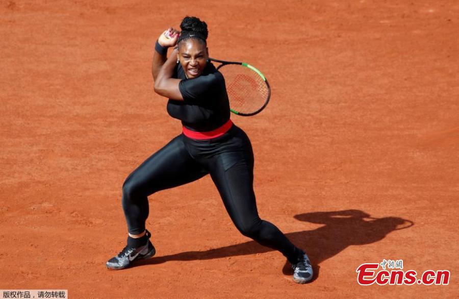 Serena Williams of the U.S in action during her match against Czech Republic\'s Kristyna Pliskova in the first round of the French Open in Paris, France on May 29, 2018, her first Grand Slam appearance since the Australian Open in 2017, when she won it while pregnant with daughter Alexis Olympia. (Photo/Agencies)