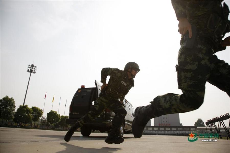 Photo taken on May 28, 2018 at the Great Wall 2018 Anti-terror International Forum shows Special Police of China members demonstrating anti-terror training programs at the Special Police Academy of the Chinese People\'s Armed Police Force in Beijing. The training included shooting and forced airplane cabin entry. (Photo/81.cn)
