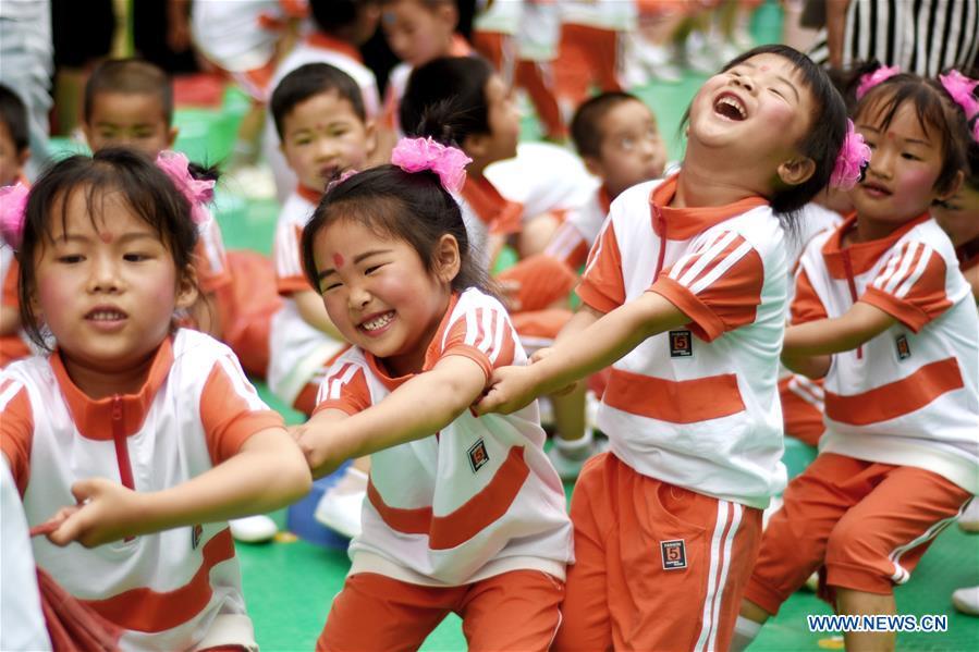 Children participate in a tug-of-war at a kindergarten in Shuangfeng County, central China\'s Hunan Province, May 29, 2018. Various activities were held across China to celebrate the upcoming International Children\'s Day. (Xinhua/Li Jianxin)