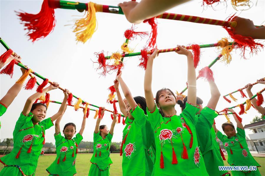 Children rehearse a traditional dance at a kindergarten in Xuyi County of Huai\'an, east China\'s Jiangsu Province, May 29, 2018. Various activities were held across China to celebrate the upcoming International Children\'s Day. (Xinhua/Zhou Haijun)