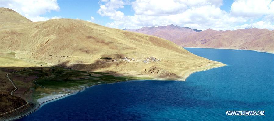 Aerial photo taken on May 27, 2018 shows the scenery of the Yamdrok Lake in Nagarze County of Shannan City, southwest China\'s Tibet Autonomous Region. (Xinhua/Jigme Dorgi)
