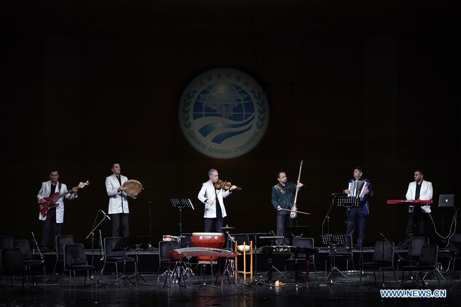 Uzbek musicians perform at the Shanghai Cooperation Organization (SCO) Art Festival in Beijing, capital of China, May 30, 2018. The festival opened here on Wednesday and will last until Friday. (Xinhua/Shen Bohan)