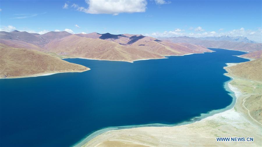 Aerial photo taken on May 27, 2018 shows the scenery of the Yamdrok Lake in Nagarze County of Shannan City, southwest China\'s Tibet Autonomous Region. (Xinhua/Jigme Dorgi)