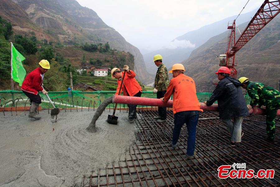 Photo taken on May 30, 2018 shows the Yingge Bridge under construction over the Jinsha River between Yingge Village in Qiaojia County, Yunnan Province and Yanjiang Village in Liangshan Prefecture, Sichuan Province. Construction of the majority of the bridge was completed Wednesday. Until now, a 470-meter cableway 260 meters above the river had served as the main transport option for villagers. It is known as the highest of its kind in Asia. In November 2015, authorities began building the bridge to improve local transport. The new bridge will be nine meters wide, 385.5 meters long, and 200 meters above the river. (Photo: China News Service/Yan Keren)