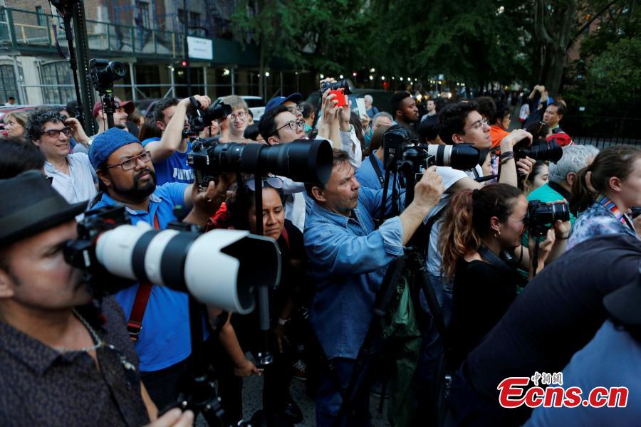 People gather at Tudor City on 42nd St in Manhattan to watch and photograph the phenomenon known as Manhattanhenge in New York City, New York, U.S. May 29, 2018. (Photo/Agencies)
