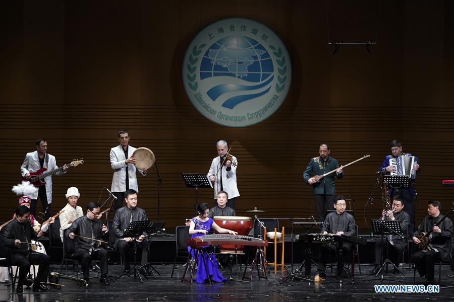 Musicians play Chinese folk music at the Shanghai Cooperation Organization (SCO) Art Festival in Beijing, capital of China, May 30, 2018. The festival opened here on Wednesday and will last until Friday. (Xinhua/Shen Bohan)