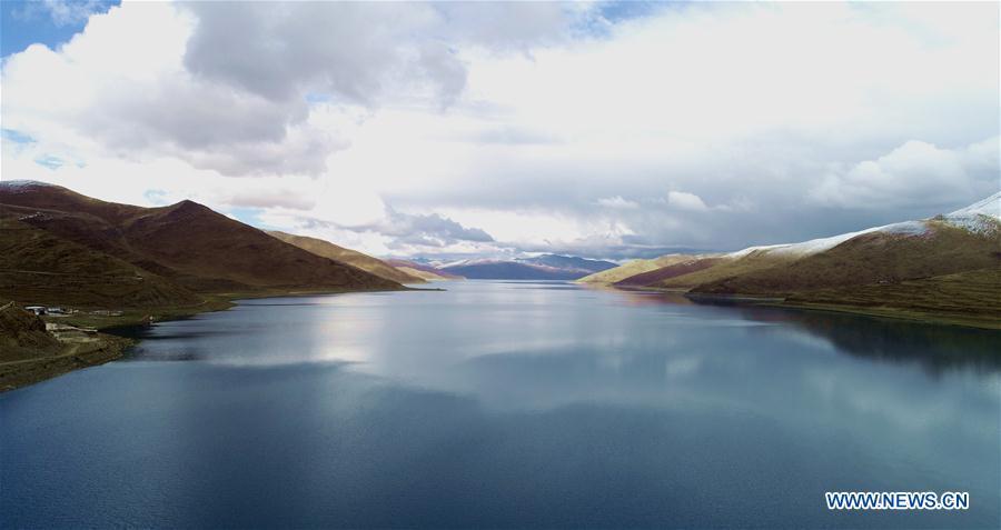 Aerial photo taken on May 29, 2018 shows the scenery of the Yamdrok Lake in Nagarze County of Shannan City, southwest China\'s Tibet Autonomous Region. (Xinhua/Jigme Dorgi)
