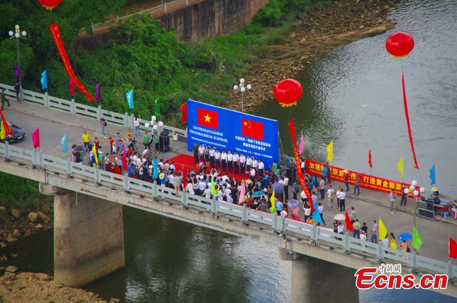Photo taken on June 1, 2018 shows the launch ceremony for the Guilin-Ha Long City self-driving tourism route in Dongxing, South China’s Guangxi Zhuang Autonomous Region. Forty-eight cars from China and 18 cars from Vietnam join the five-day trip that will include the Chinese cities Fangchenggang, Qinzhou, Nanning, Laibin, Liuzhou and Guilin as well as the Vietnamese cities Mong Cai and Ha Long. (Photo: China News Service/Chen Yicai)