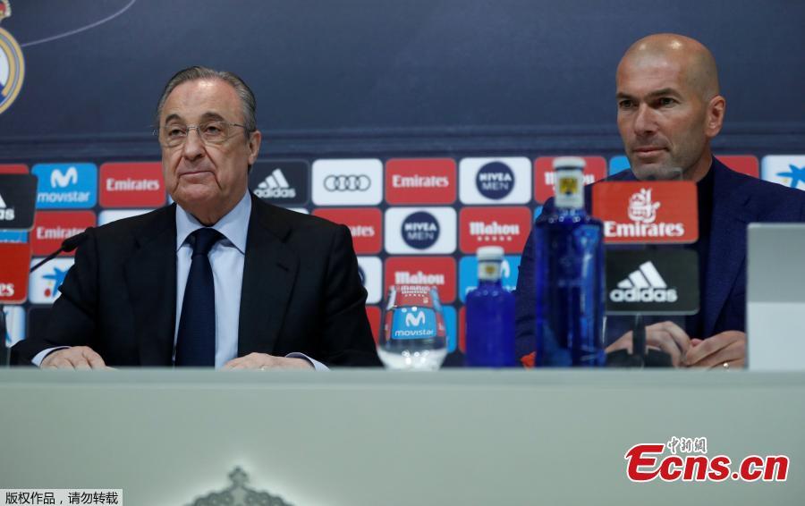 Real Madrid coach Zinedine Zidane (R) speaks at a press conference, May 31, 2018.  The 45-year-old former international announced to step down as Real Madrid coach on Thursday, saying that it was time for a change for himself and the club. \