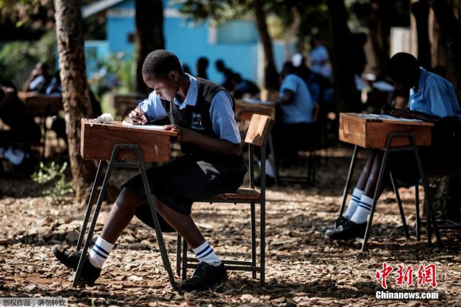 Students take an English language test on an open field at a school in Kisumu, Kenya, May 31, 2018, because the classroom was too crowded to prevent cheating. (Photo/Agencies)