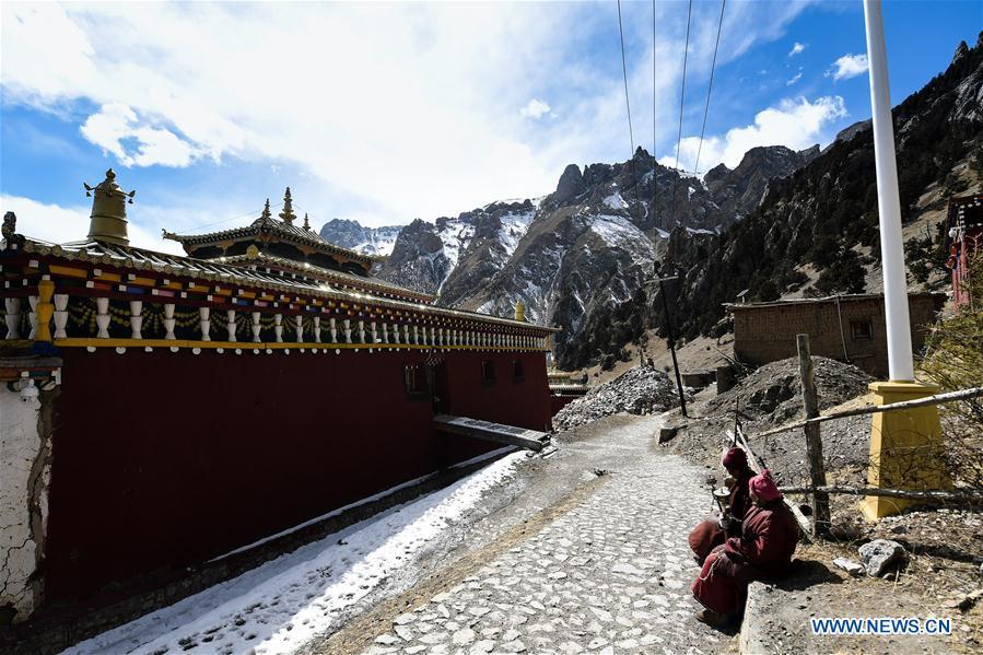 Photo taken on March 15, 2018 shows the Dana Temple in Yushu Tibetan Autonomous Prefecture, northwest China\'s Qinghai Province. Dana Temple is closely related to the Epic of King Gesar and preserves a number of relevant relics. (Xinhua/Wu Gang)