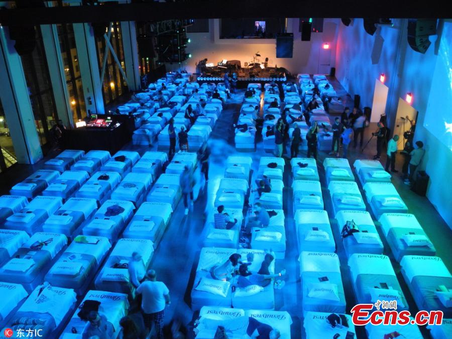 British musician Max Richter has bought his 8-hour masterpiece Sleep to New York City. The performance is scientifically designed to help the audience doze. For the concert’s New York debut, 160 Beautyrest mattresses and beds were wheeled into the downtown’s Spring Studios. (Photo/IC)