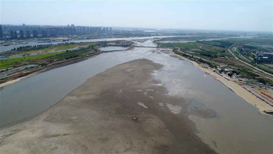 Aerial photo taken on June 2, 2018 shows the exposed riverbed of Songhua River in Harbin, northeast China\'s Heilongjiang Province. The water level of Harbin section of Songhua River reduced to 113.55 meters, the lowest for some 11 years, on May 29. (Xinhua/Wang Kai)