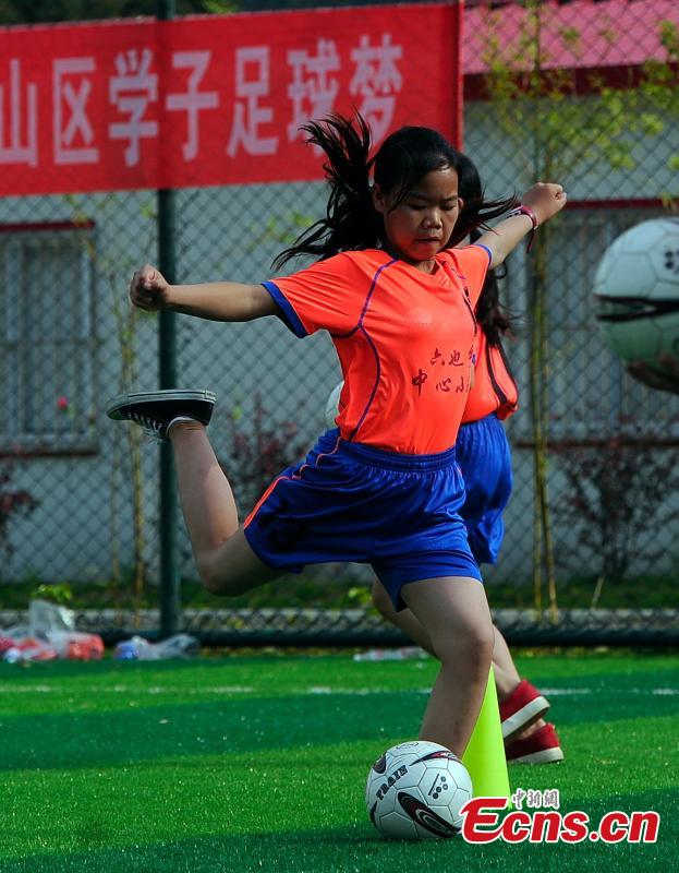 Due to the success of the school\'s boys football team, Liuye Central Elementary School has also established a team for girls. A total 100 out of 800 pupils at the school play football in Dahua Yao Autonomous County, South China’s Guangxi Zhuang Autonomous Region. (Photo: China News Service/Jiang Xuelin)