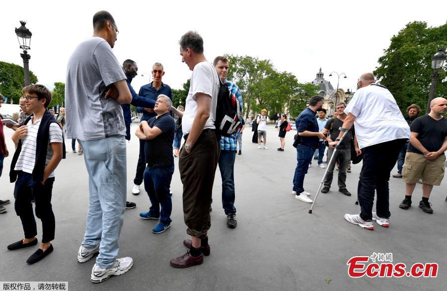 Some of the world\'s tallest men walk on the Champs-Elysees Avenue in Paris, on June 1, 2018, during a meeting of world tallest men. (Photo/Agencies)