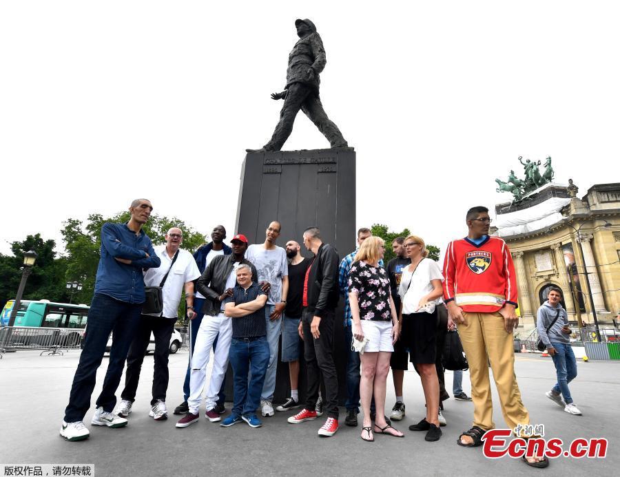 Some of the world\'s tallest men walk on the Champs-Elysees Avenue in Paris, on June 1, 2018, during a meeting of world tallest men. (Photo/Agencies)