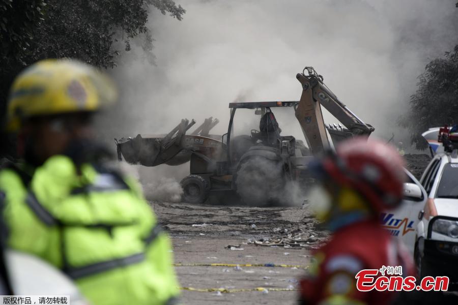 Rescuers use a backhoe loader to clear a street at the ash-covered village of San Miguel Los Lotes, in Escuintla department, about 35 km southwest of Guatemala City, June 4, 2018. An estimated 25 people, including at least three children, were killed and nearly 300 injured on Sunday in the most violent eruption of Guatemala’s Fuego volcano in more than four decades, officials said. (Photo/Agencies)