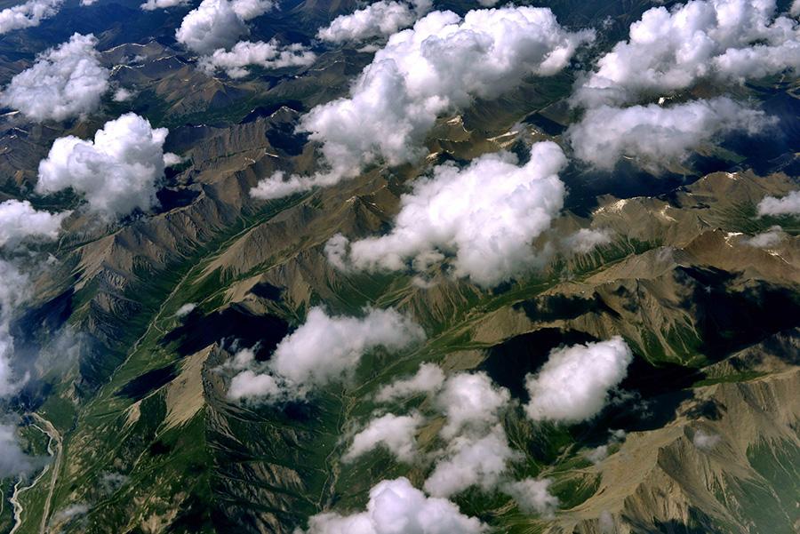 Stunning aerial shots of mountains, grasslands and deserts in Northwest China\'s Qinghai Province. (Photo/China Daily)